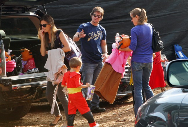 Mark Wahlberg, pumpkin farm, blue t-shirt, jeans